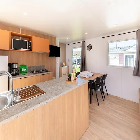 Premium Caravan In With Terrace Érezée